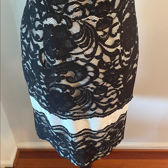 The limited New black lace size 6 with white lining - Picture 3 of 9